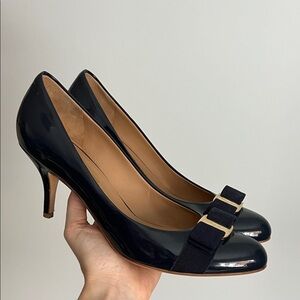 Gently used Salvatore Ferragamo carla 70 pumps heels bow navy blue and gold 9B